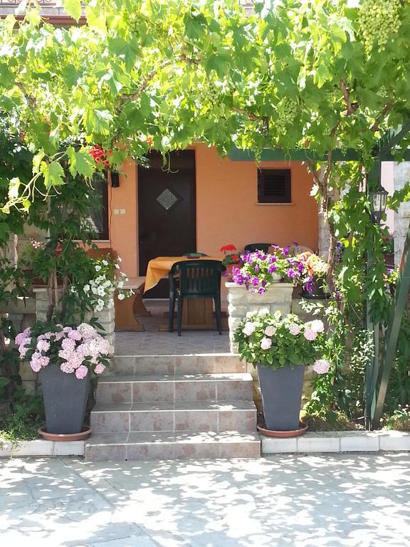 Apartments Santa Barbara Биоград на Мору Екстериор снимка